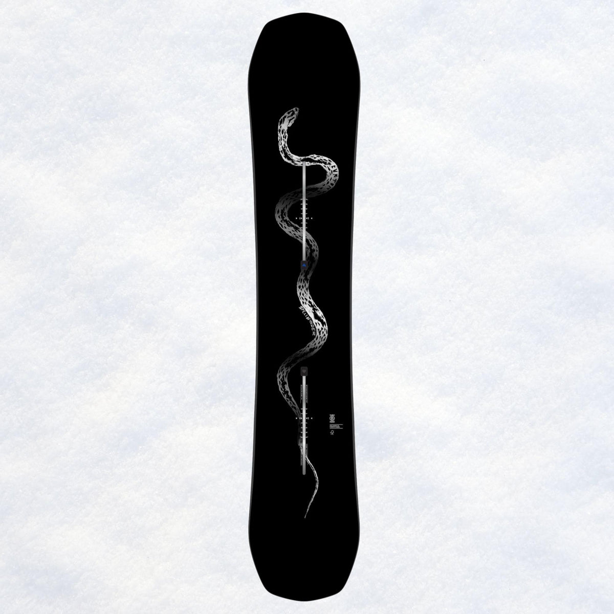 Planche All Mountain vue côté supérieur, silhouette directionnelle noire parcourue d’un serpent graphique sur la longueur