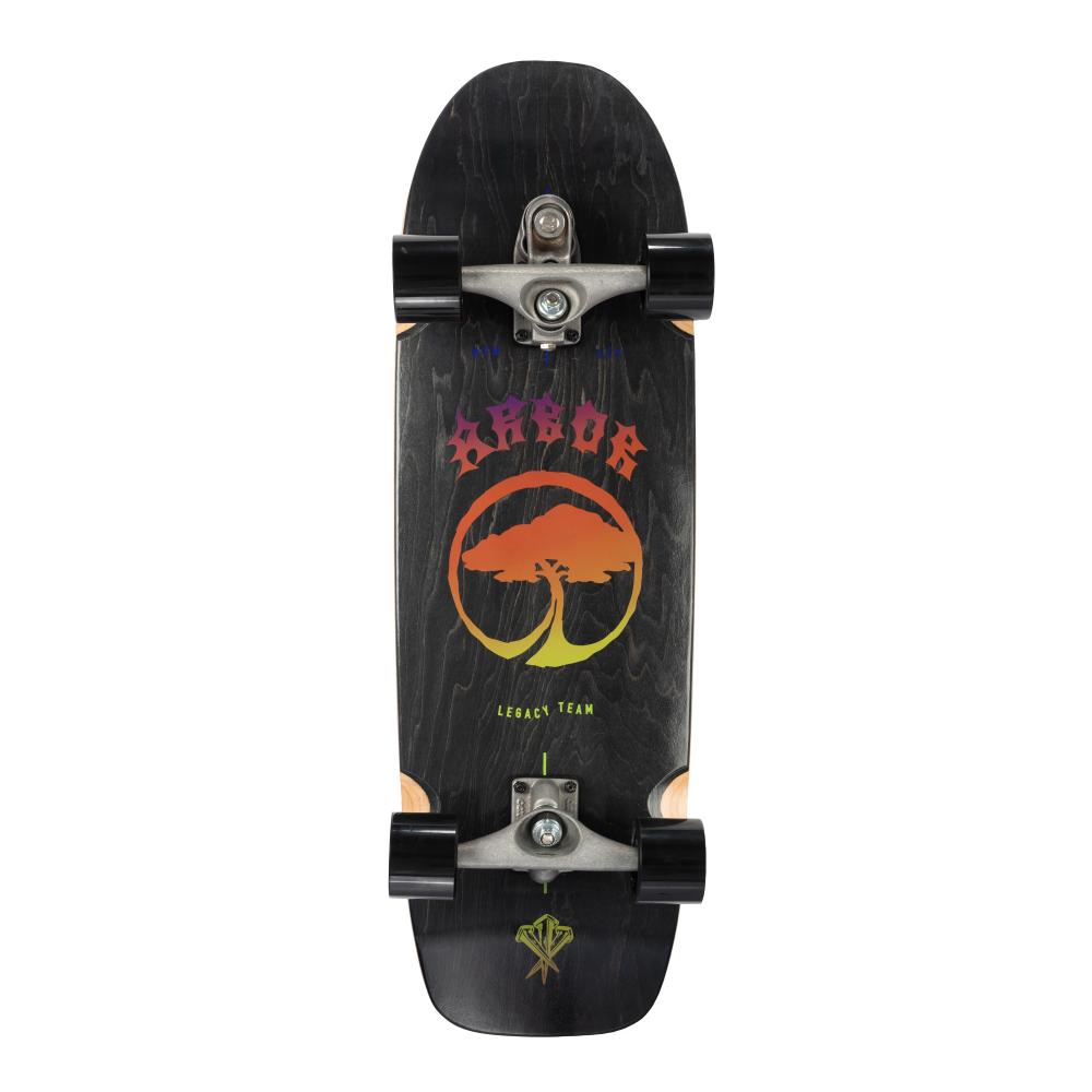 Vue complète du dessous du surfskate Arbor Legacy Linked, plateau noir à graphisme orange, trucks métalliques et roues noires.