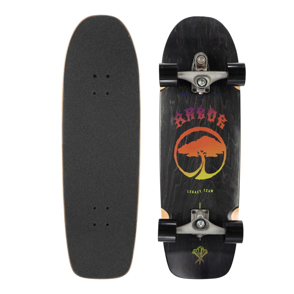 Surfskate Carver x Arbor Legacy Linked, vues du grip noir et du dessous à motif arboré orange avec trucks et roues noires.