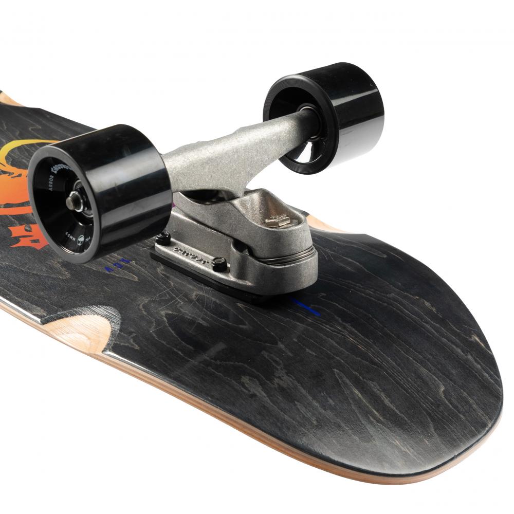Gros plan du truck avant C7 Carver argenté, des roues noires et du nose arrondi du surfskate Arbor Legacy Linked.