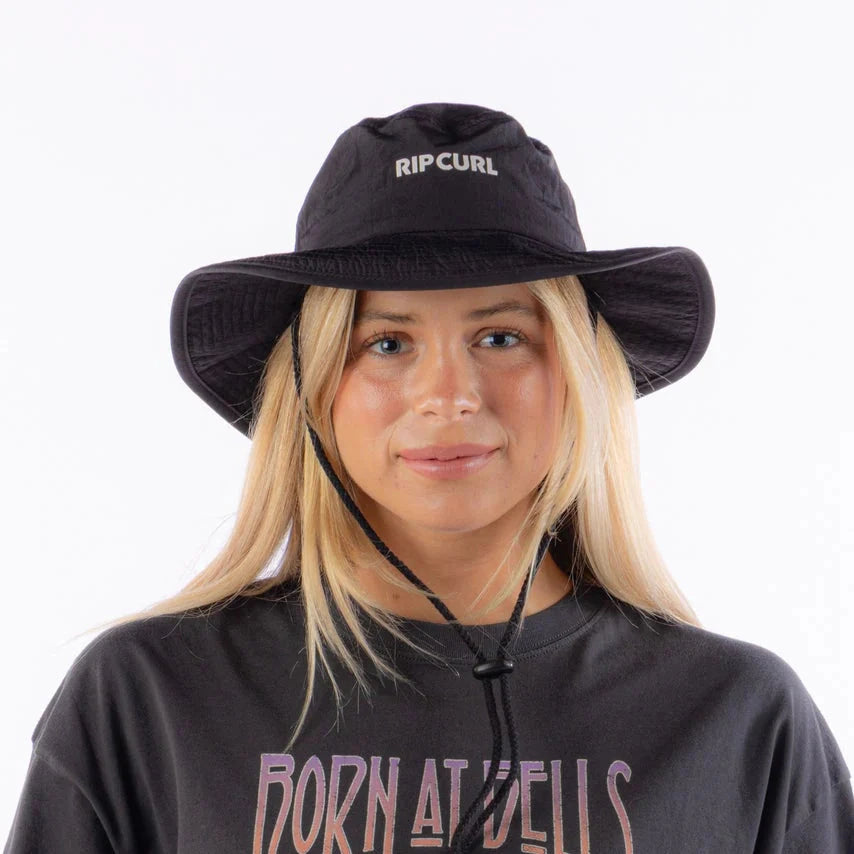 bob de surf porte par femme lifestyle