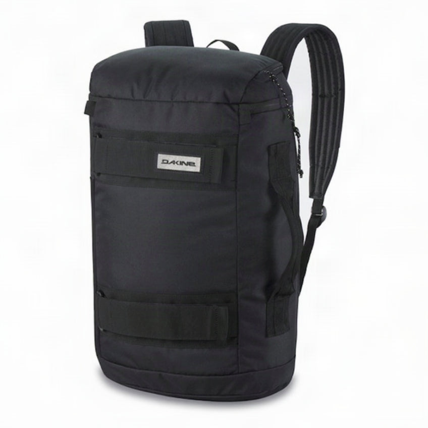 sac à dos noir mission street dakine vue de face avec 2 sangles pour porter skateboard, 2 sangles épaules et poignée latérale