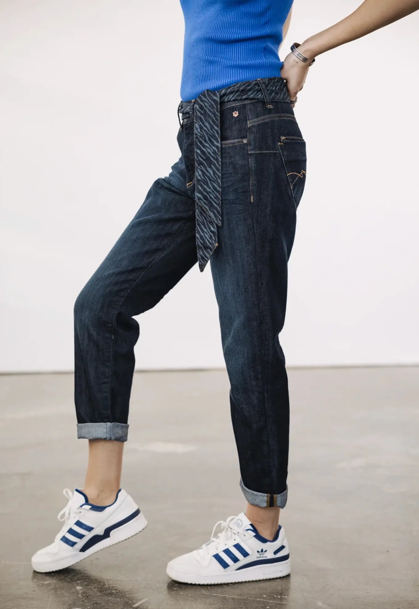 profil jean femme coupe droite boyfriend taille normale silhouette fluide