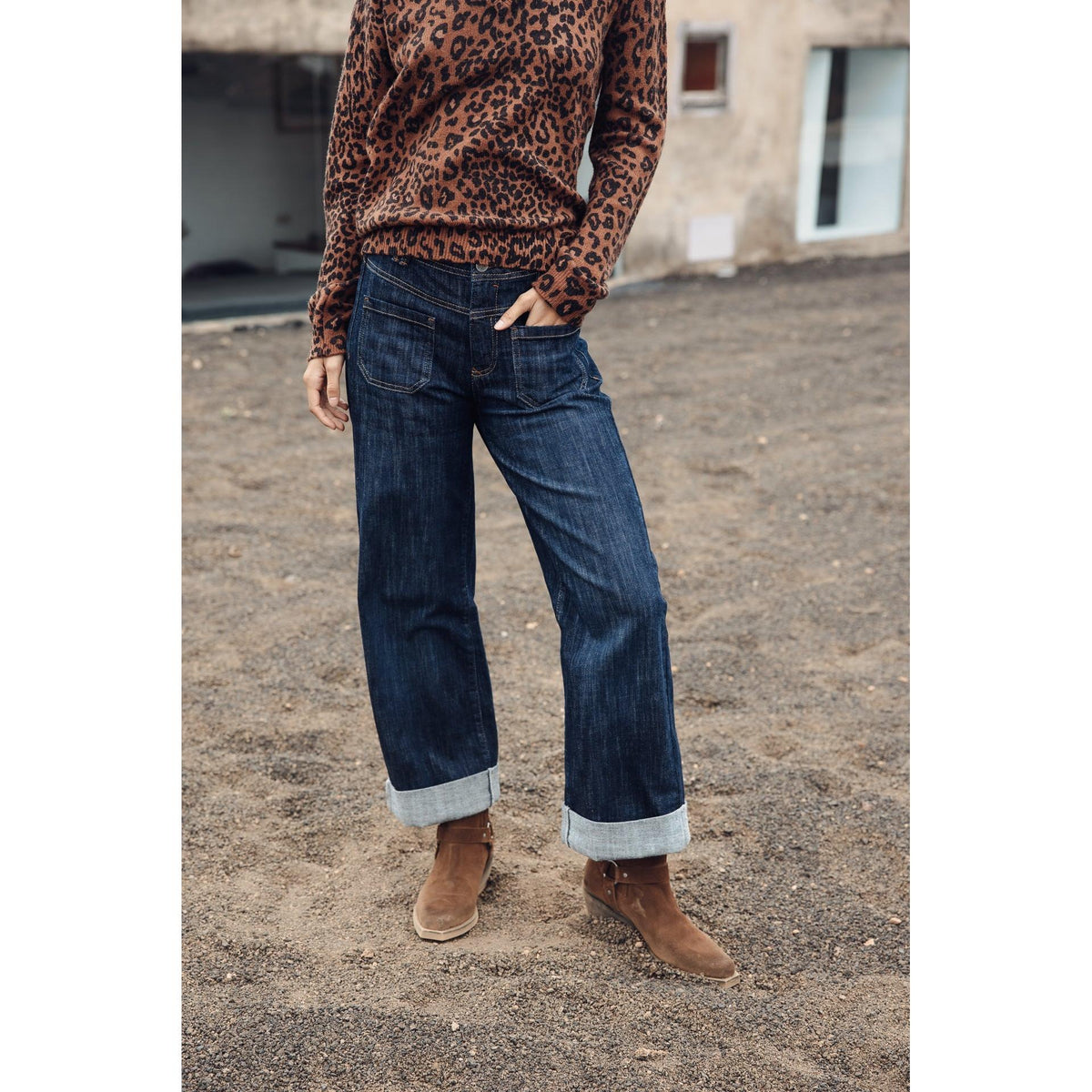 Alice Bloop porté de face, coupe large raccourcie, denim bleu foncé et grands revers en bas de jambe