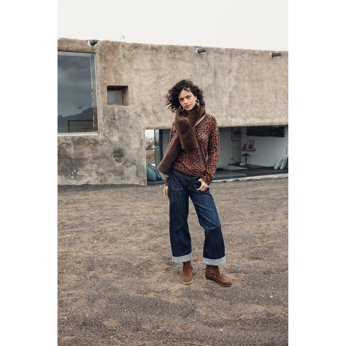 Jeans femme Freeman T. Porter porté en extérieur, silhouette décontractée et jambes larges 7/8