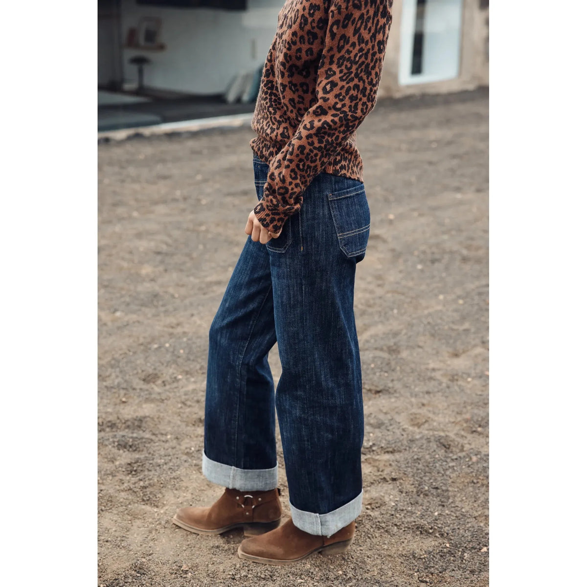 Vue de profil du jeans femme bleu foncé, grandes poches dos et revers larges en bas de jambe
