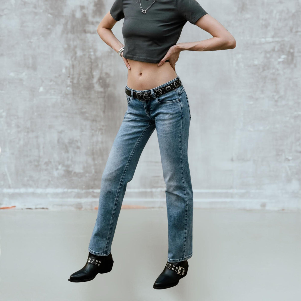 Look femme en jean Freeman T. Porter Harlow Midolo, coupe décontractée et denim bleu moyen stretch