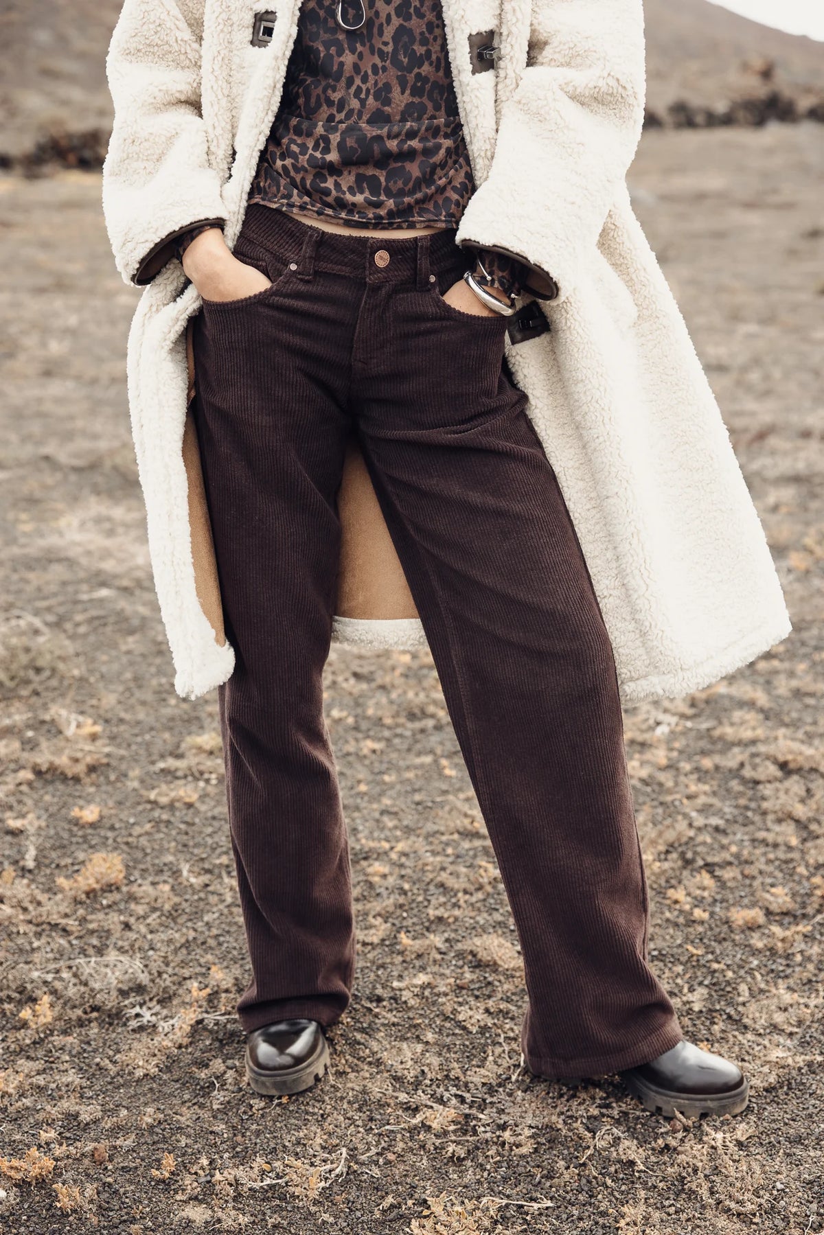 Pantalon wide leg femme Chocolate Torte porté avec manteau, silhouette ample et jambes droites
