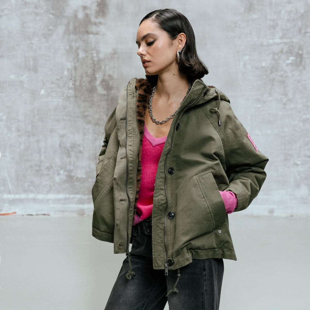 Silhouette de trois-quarts avec le blouson Freeman T. Porter Vendana Leo Olive Night ouvert, coupe oversize et doublure panthère