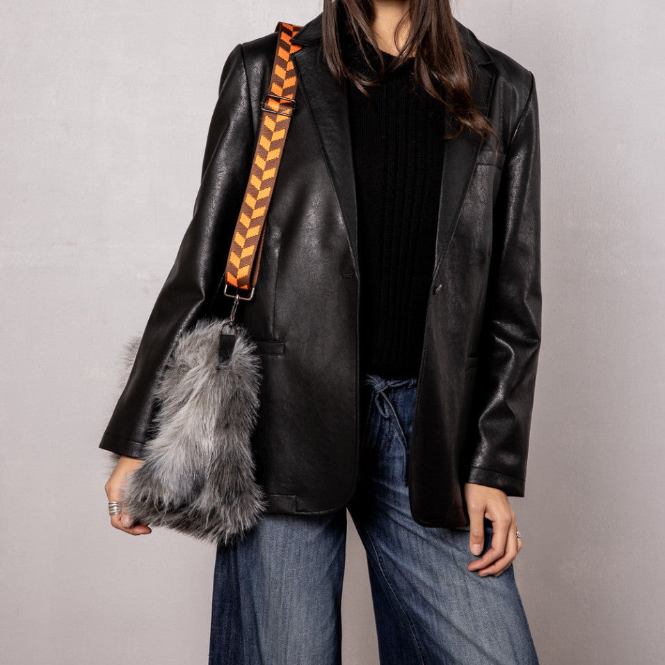 Grand sac femme Freeman T. Porter Kiki bear grey porté à l’épaule, fausse fourrure grise et large bandoulière orange