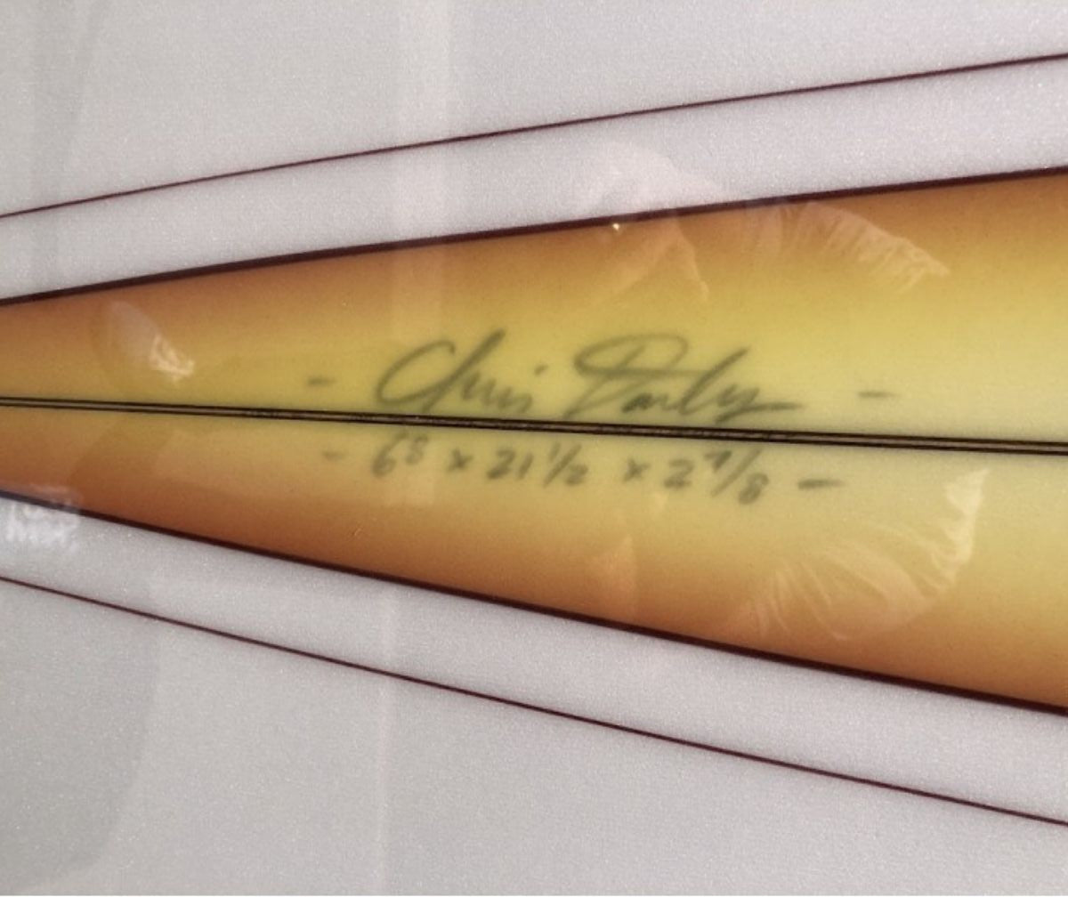 zoom sur les dimensions du surf sur la planche et signature du shaper