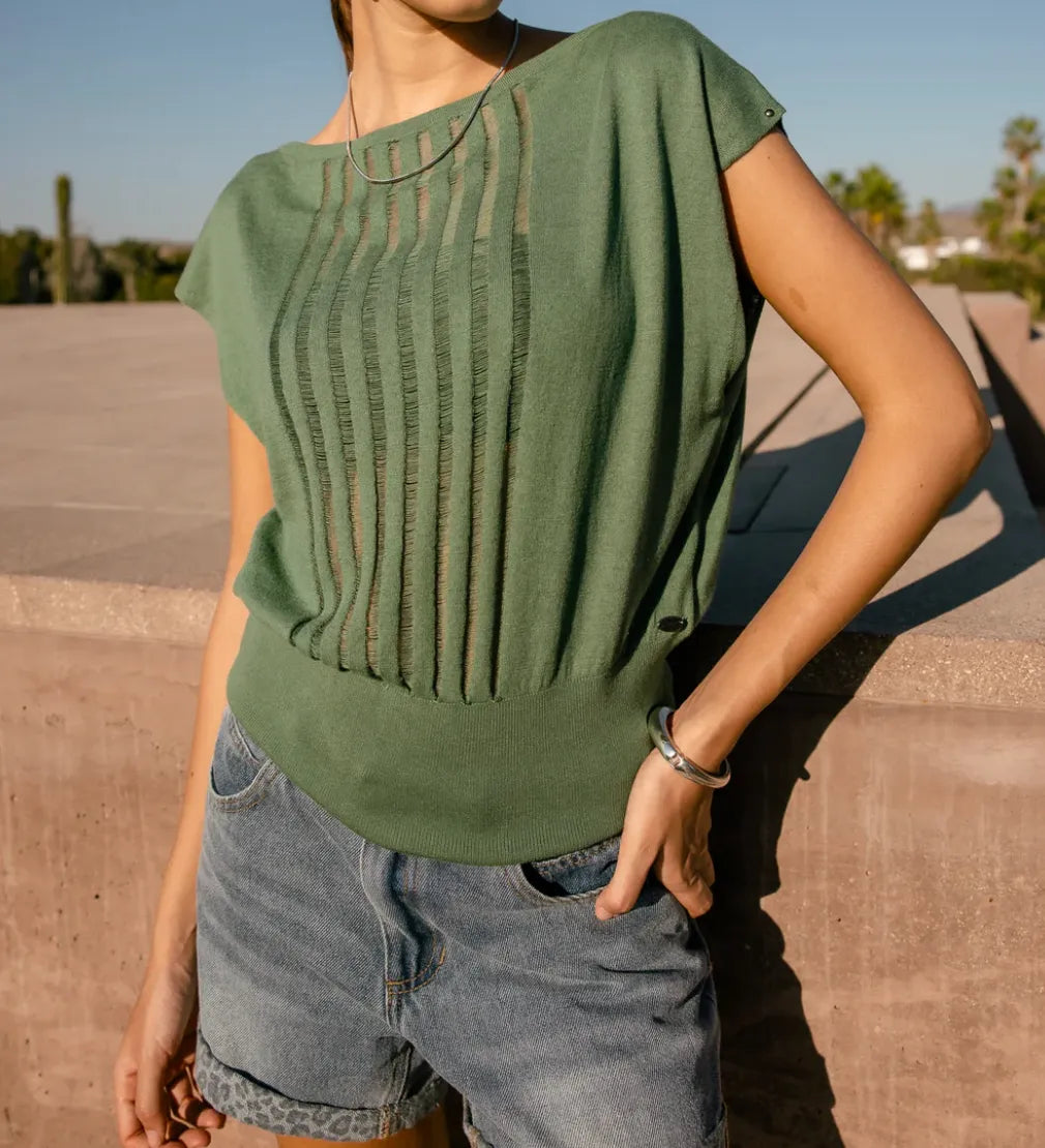 tenue ete haut leger associe short jean style decontracte