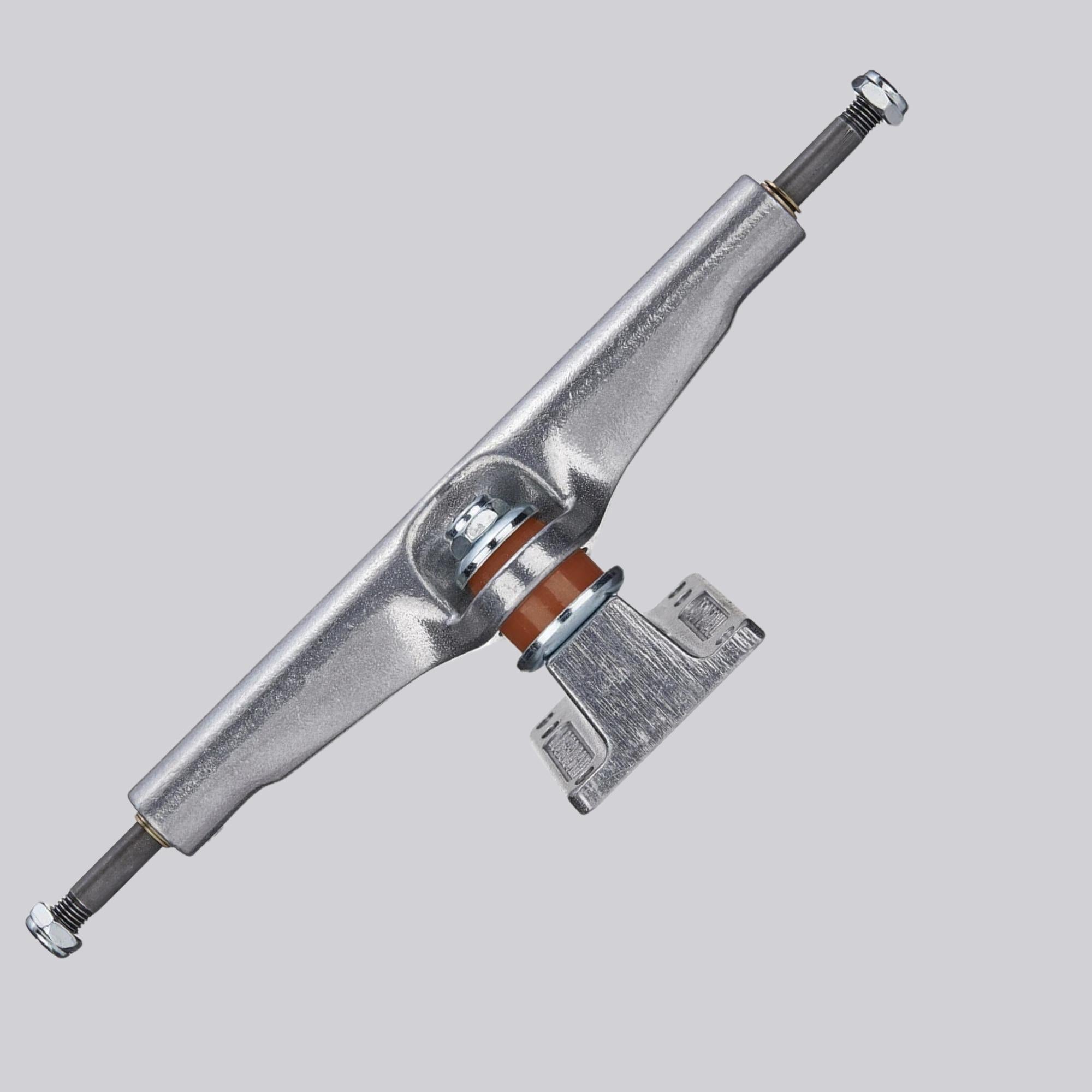 Vue inclinée du truck de skateboard Independent 215mm avec embase argentée