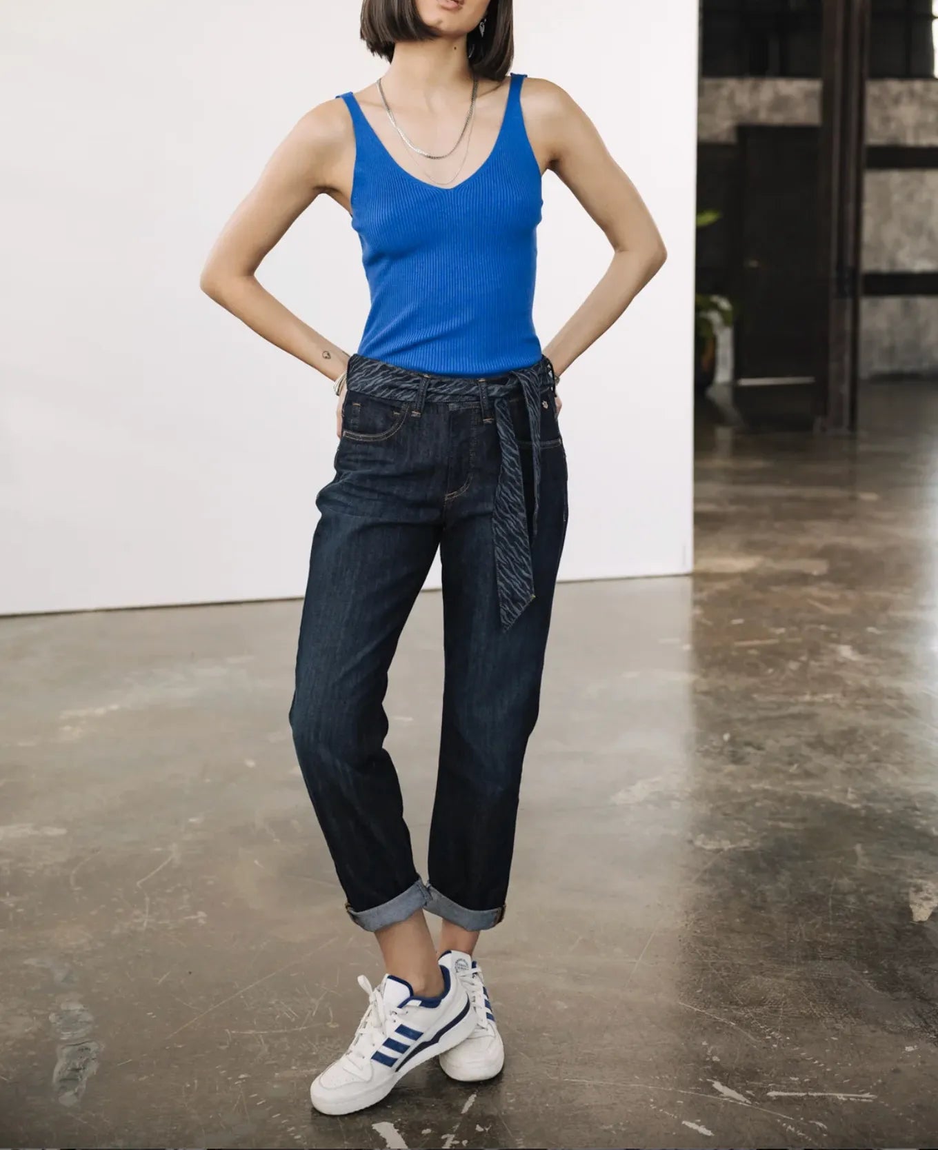 tenue femme jean boyfriend coupe droite style lifestyle urbain silhouette moderne