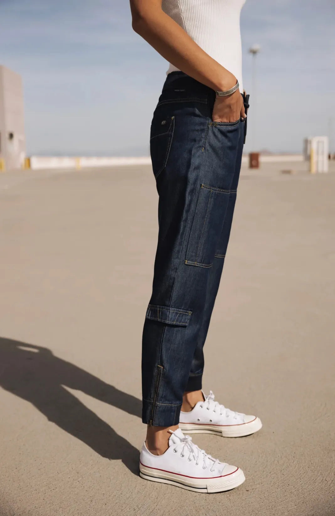 profil jean cargo femme coupe regular longueur cropped silhouette fluide moderne