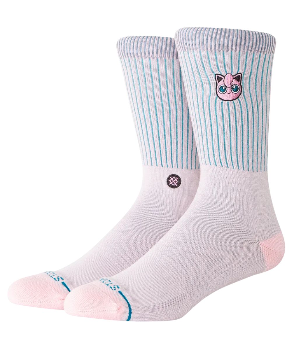 Chaussettes Stance Jigglypuff crew portées avec rayures verticales et broderie personnage Pokémon