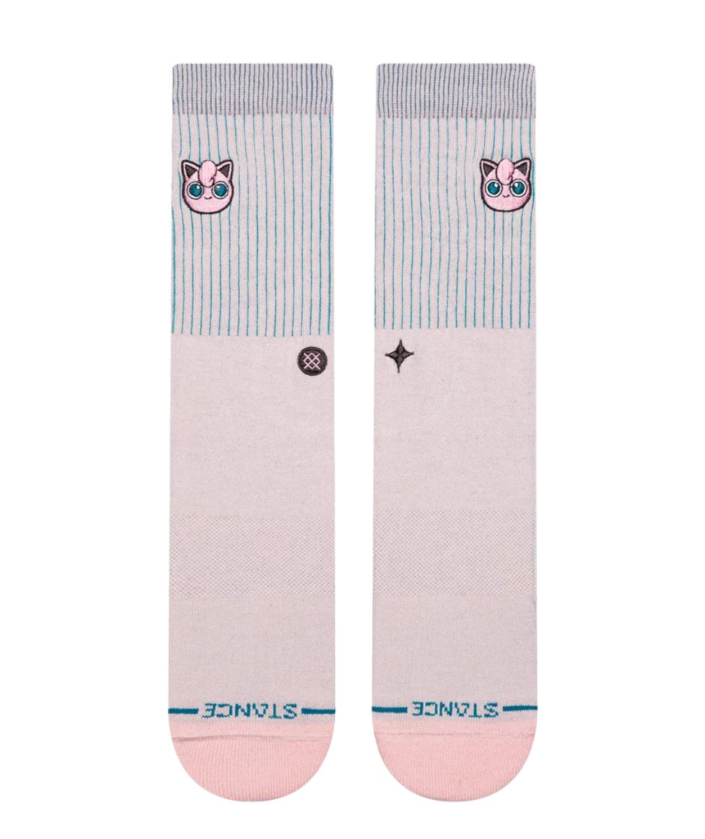 Vue avant des chaussettes Stance Jigglypuff crew montrant le motif rayé et la broderie sur la tige