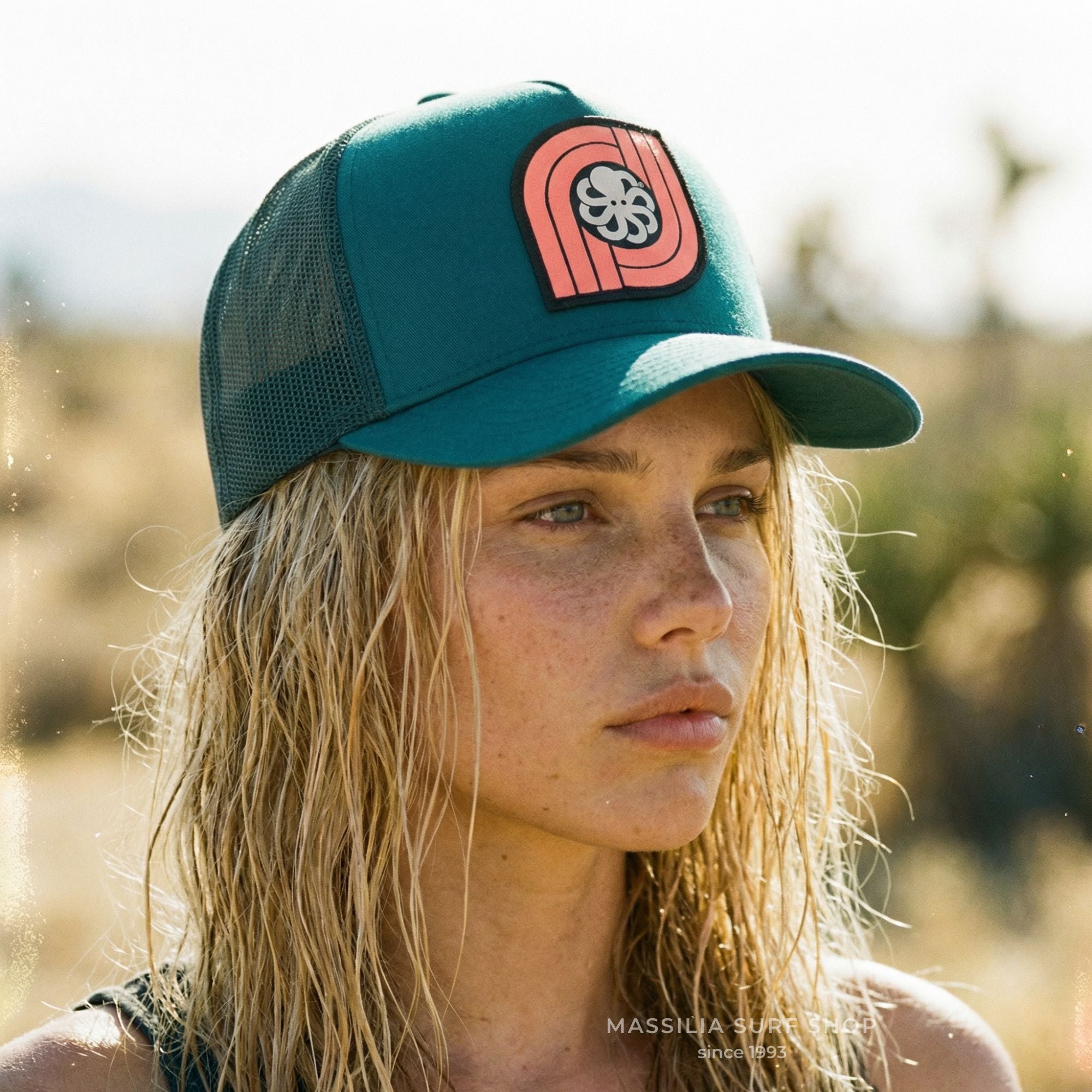 casquette verte porte par femme lifestyle plage