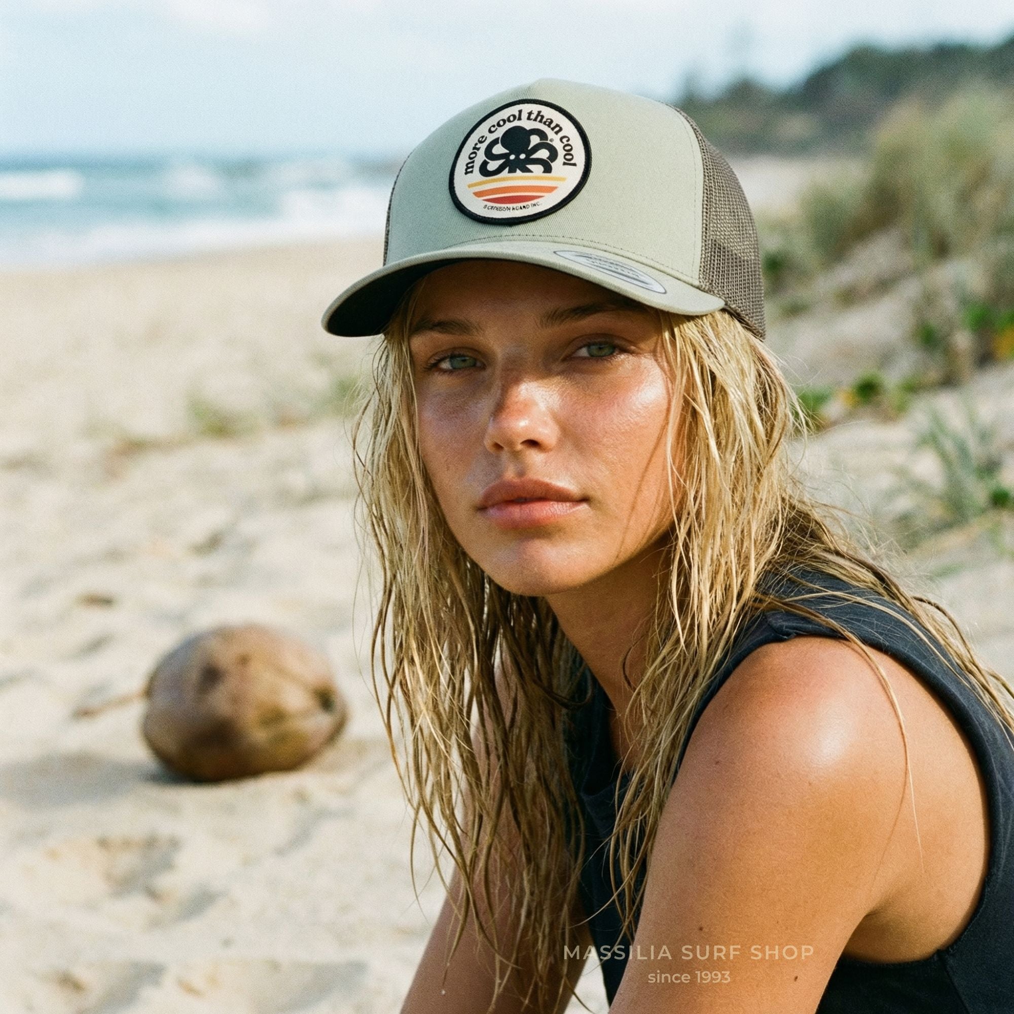 porte par une femme sur une plage