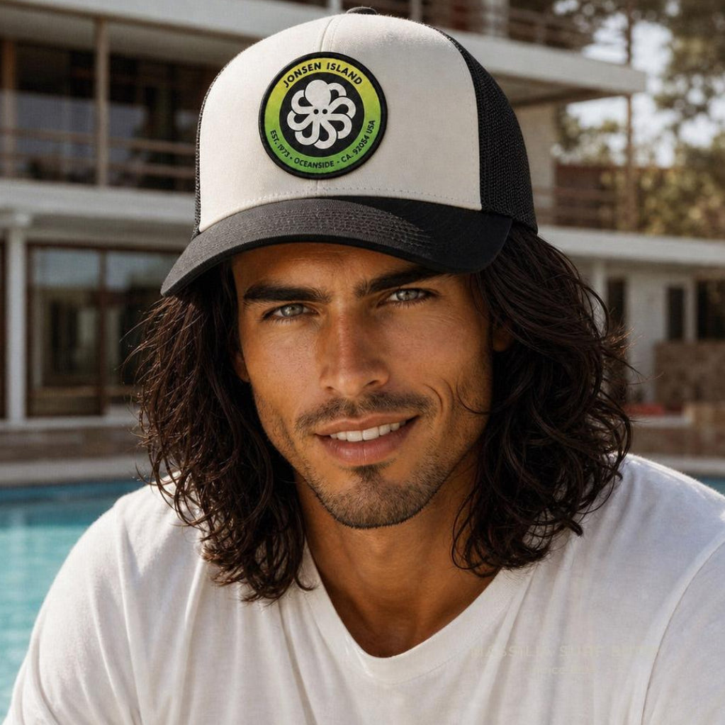 casquette blanche authentic jonsen portee par un homme lifestyle