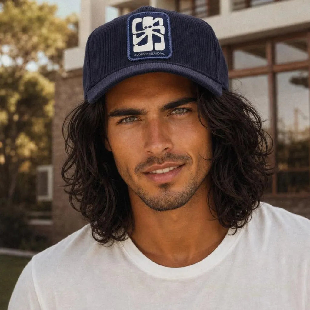 casquette the artist jonsen island velours bleue portee par un homme lifestyle
