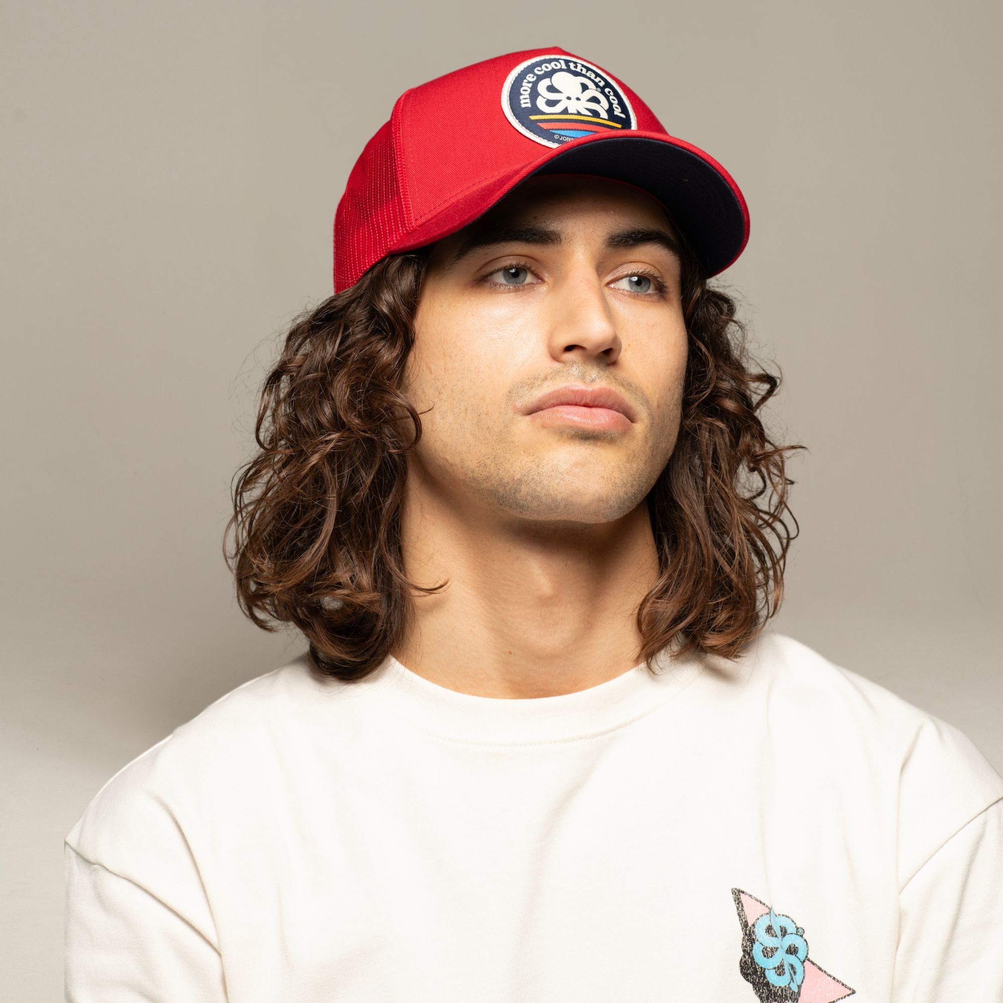 JONSEN ISLAND CASQUETTE TRUCKER MORE COOL Red portée vue face