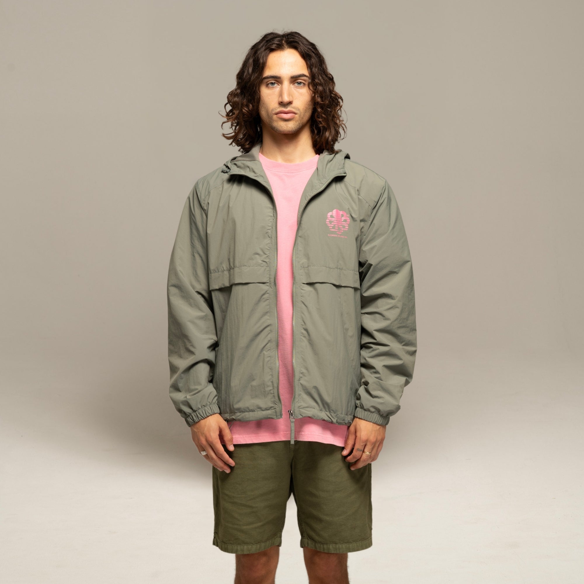 JONSEN ISLAND COUPE VENT WINDBREAKER Kaki portée vue logo
