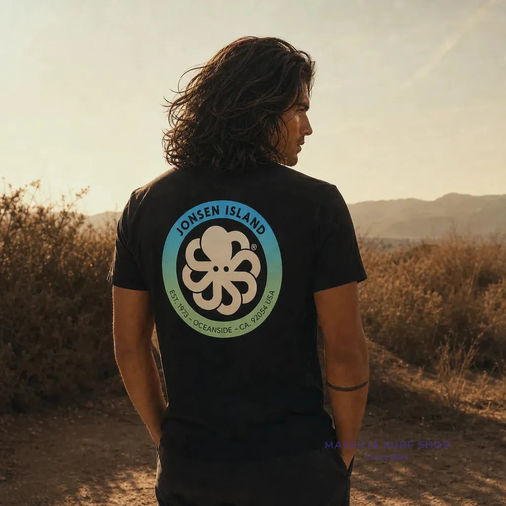 tee shirt homme noir jonsen island authentic lifestyle porte par un homme