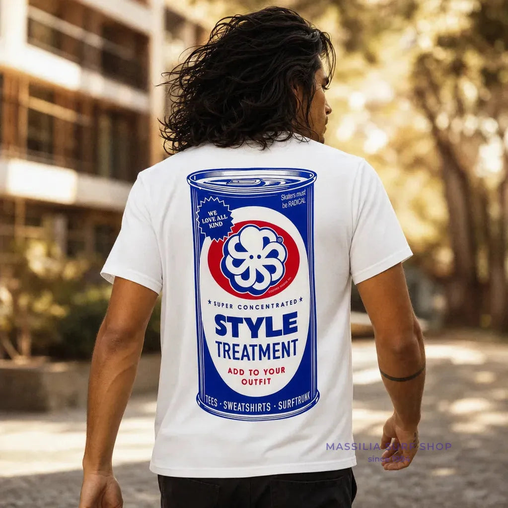 tee-shirt homme jonsen island blanc confort avec poulpe et canette bleue dans le dos lifestyle porté par homme