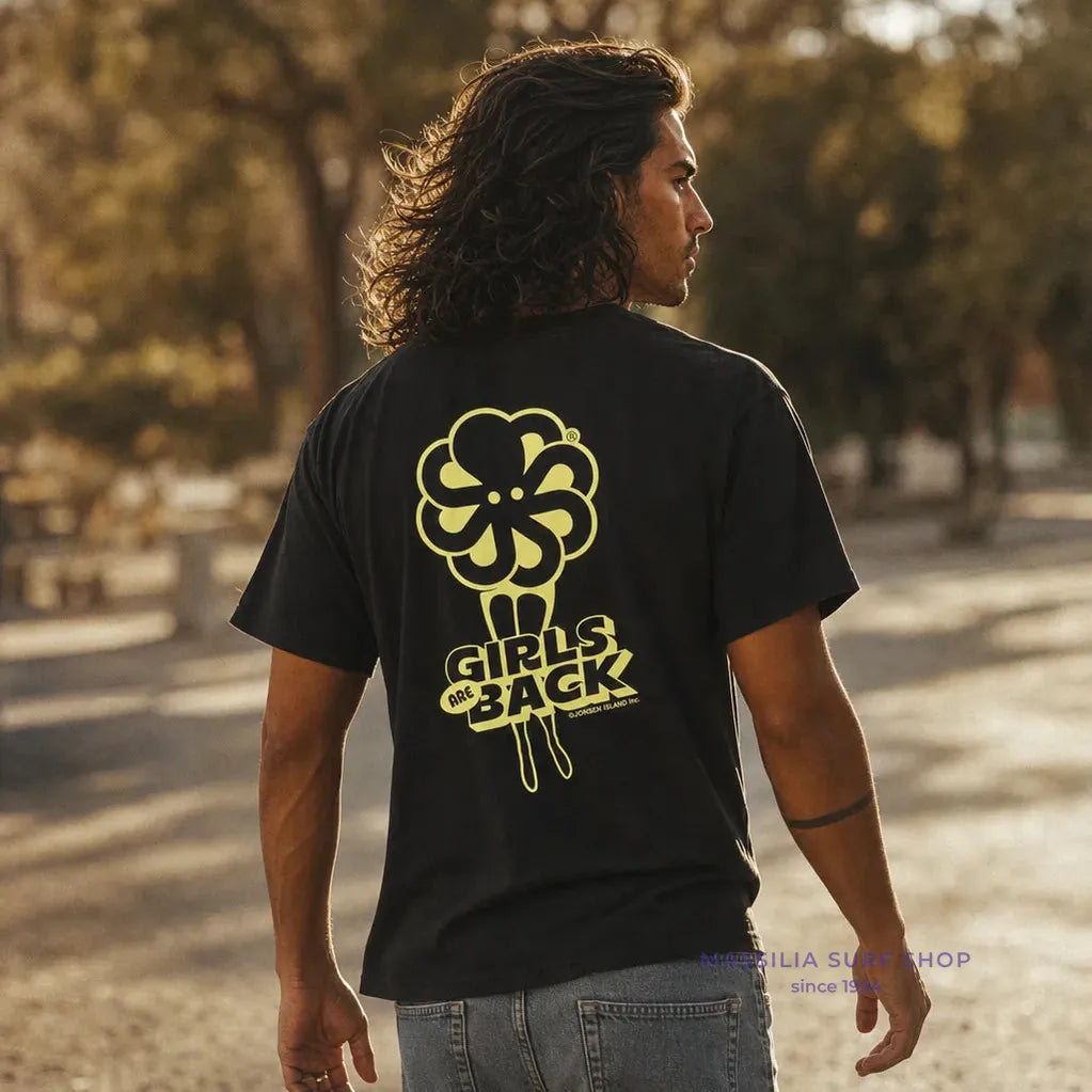 tee-shirt homme jonsen island noirconfort avec poulpe et jambes de femme jaune dans le dos lifestyle porté par homme