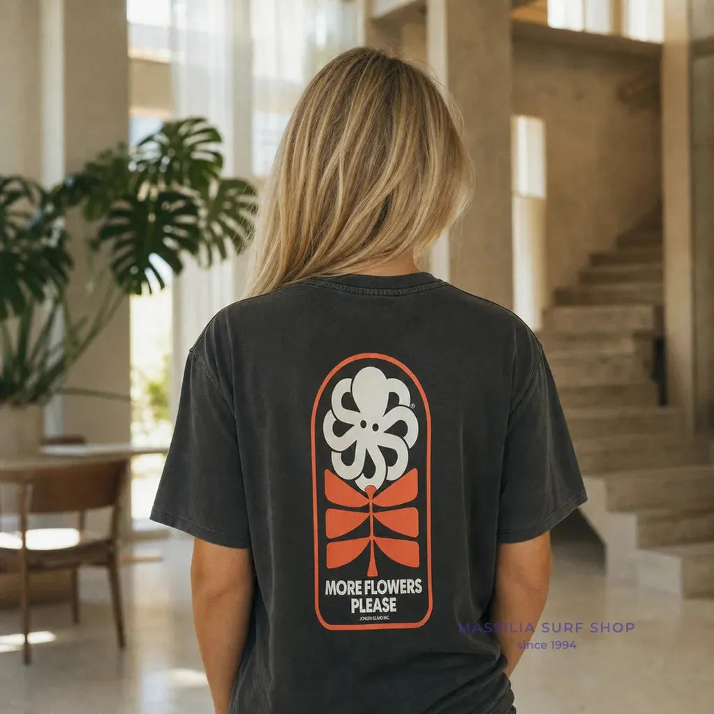 tee shirt femme jonsen island noir vue de dos avec logo poulpe blanc et rouge porté par une femme