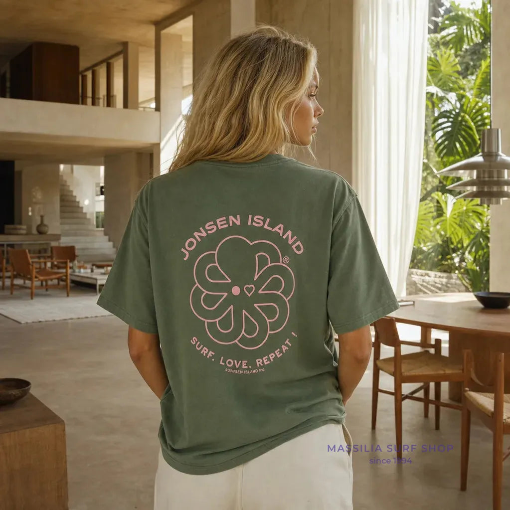 tee shirt femme vert jonsen island avec poulpe rose et coeur dans le dos lifestyle porte par une femme vue de dos