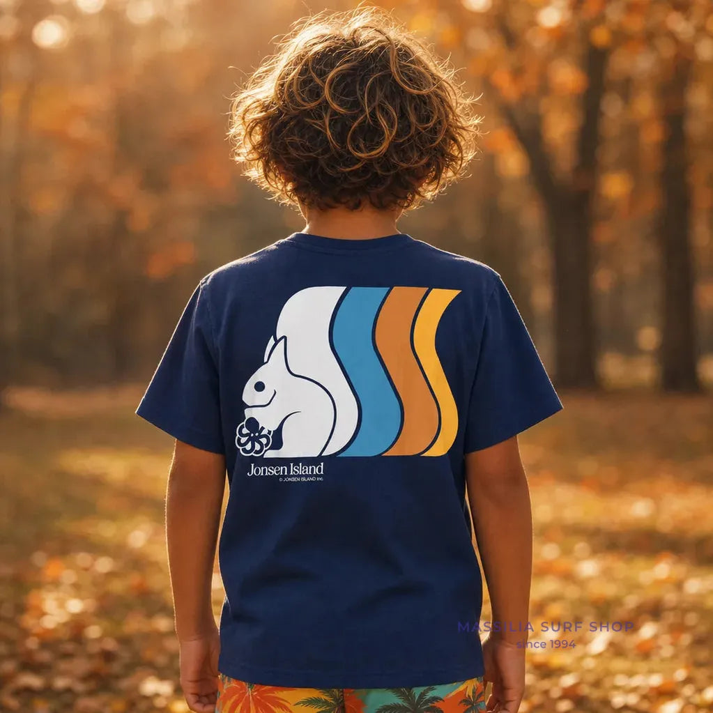 tee shirt enfant bleu jonsen island avec ecureuil multicolore lifestyle porte par un enfant