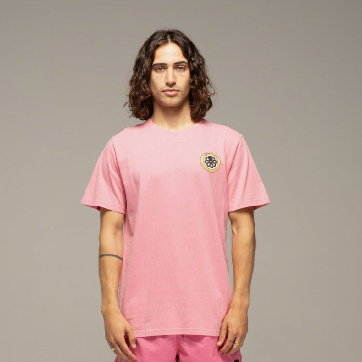 t-shirt rose logo poulpe bleu entouré de jaune vue de face porté par homme