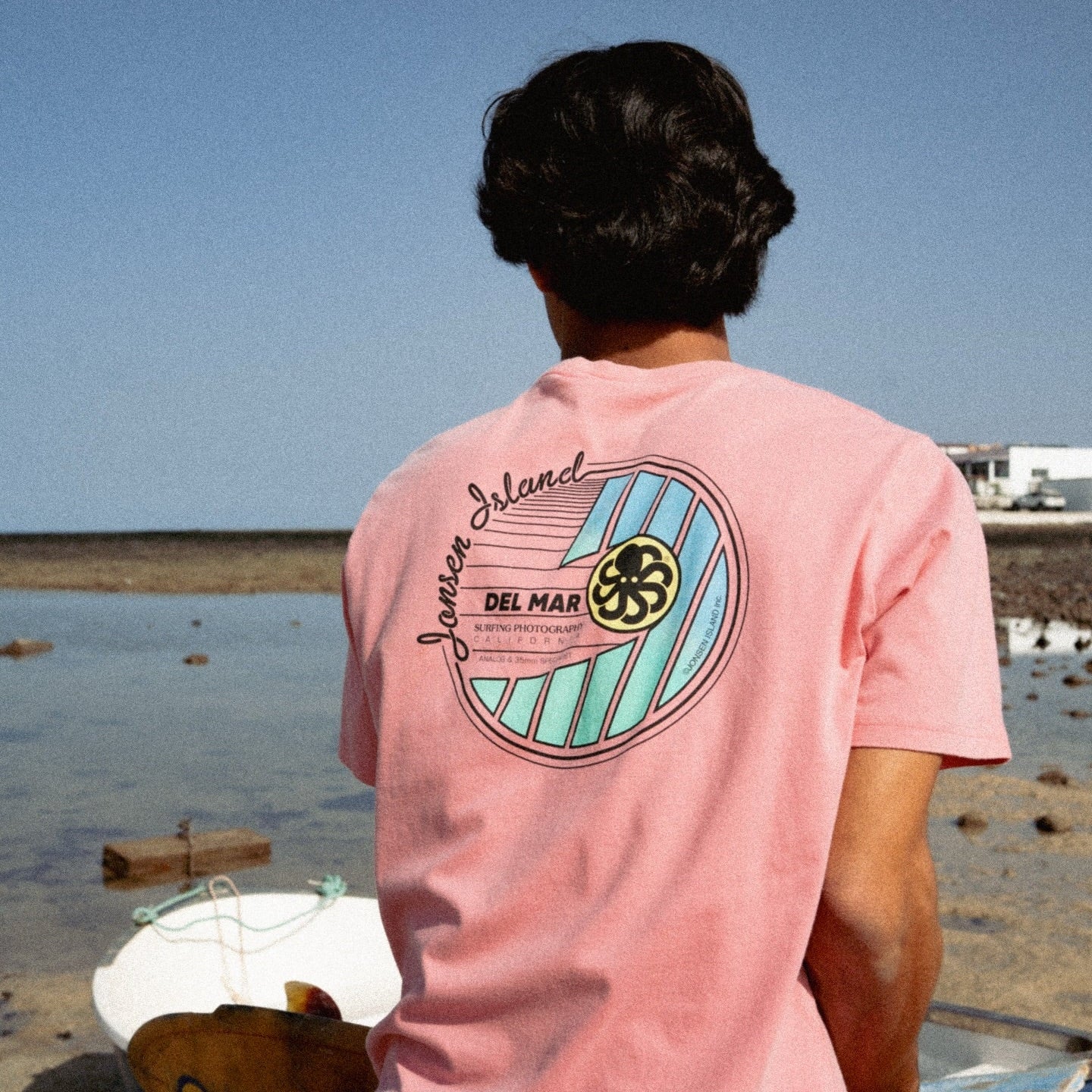 t shirt rose del mare porté par un homme ur plage