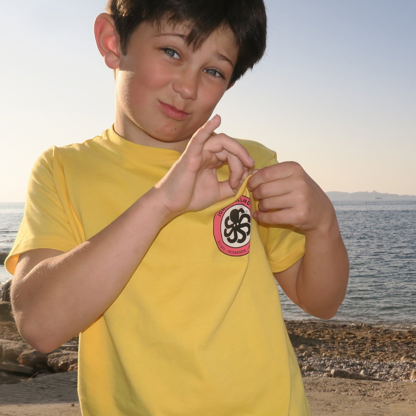 vue de face logo sur le coeur porte par garcon