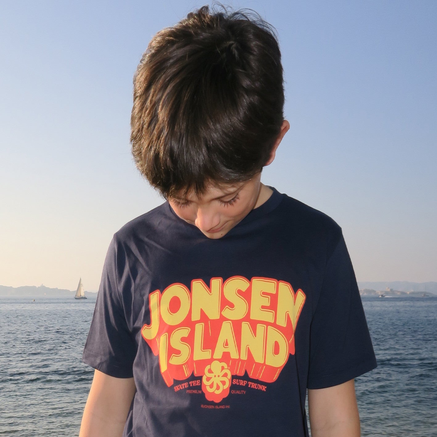 vue de face porte par garcon sur la plage