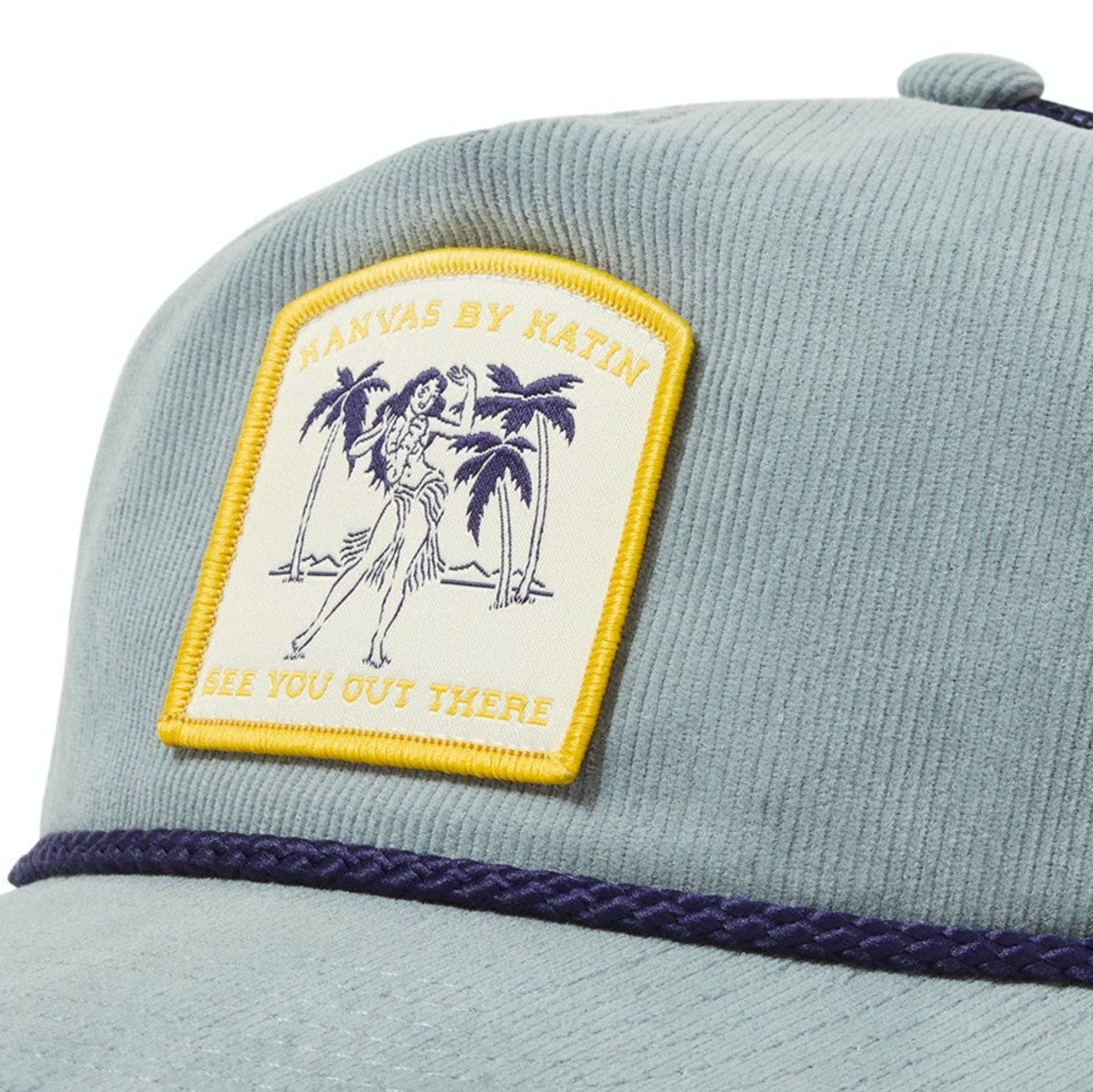 Détail patch brodé casquette Katin Aloha Trucker Hat abyss logo Canvas by Katin sur panneau avant