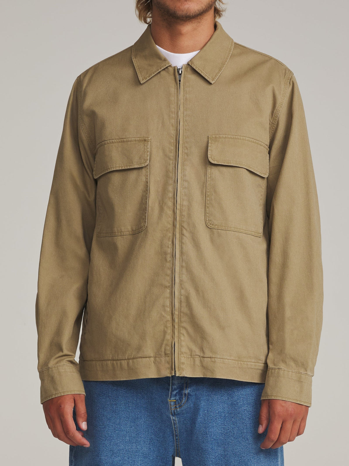 Veste workwear Katin Elmwood portée de face avec jean bleu, deux poches poitrine à rabat et fermeture centrale zippée.