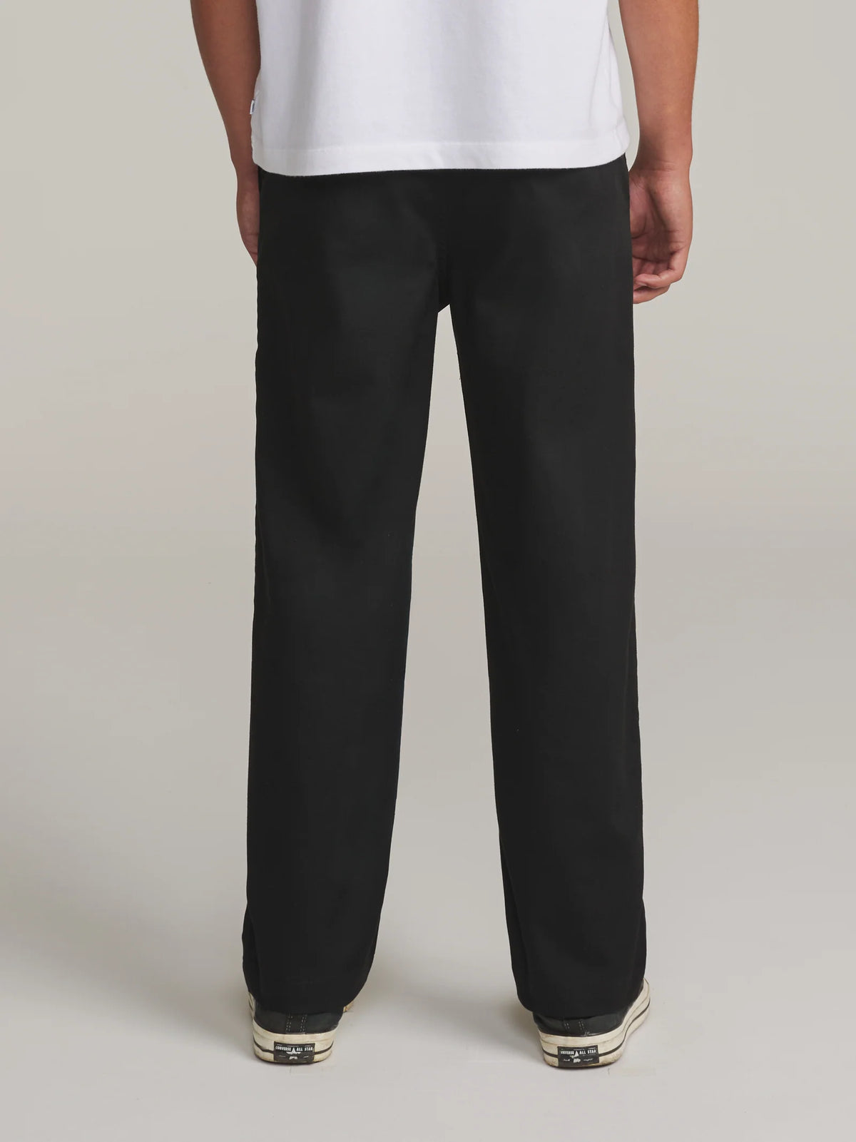 Vue arrière du pantalon Katin Clark noir porté avec t-shirt blanc, deux poches arrière et jambes droites.