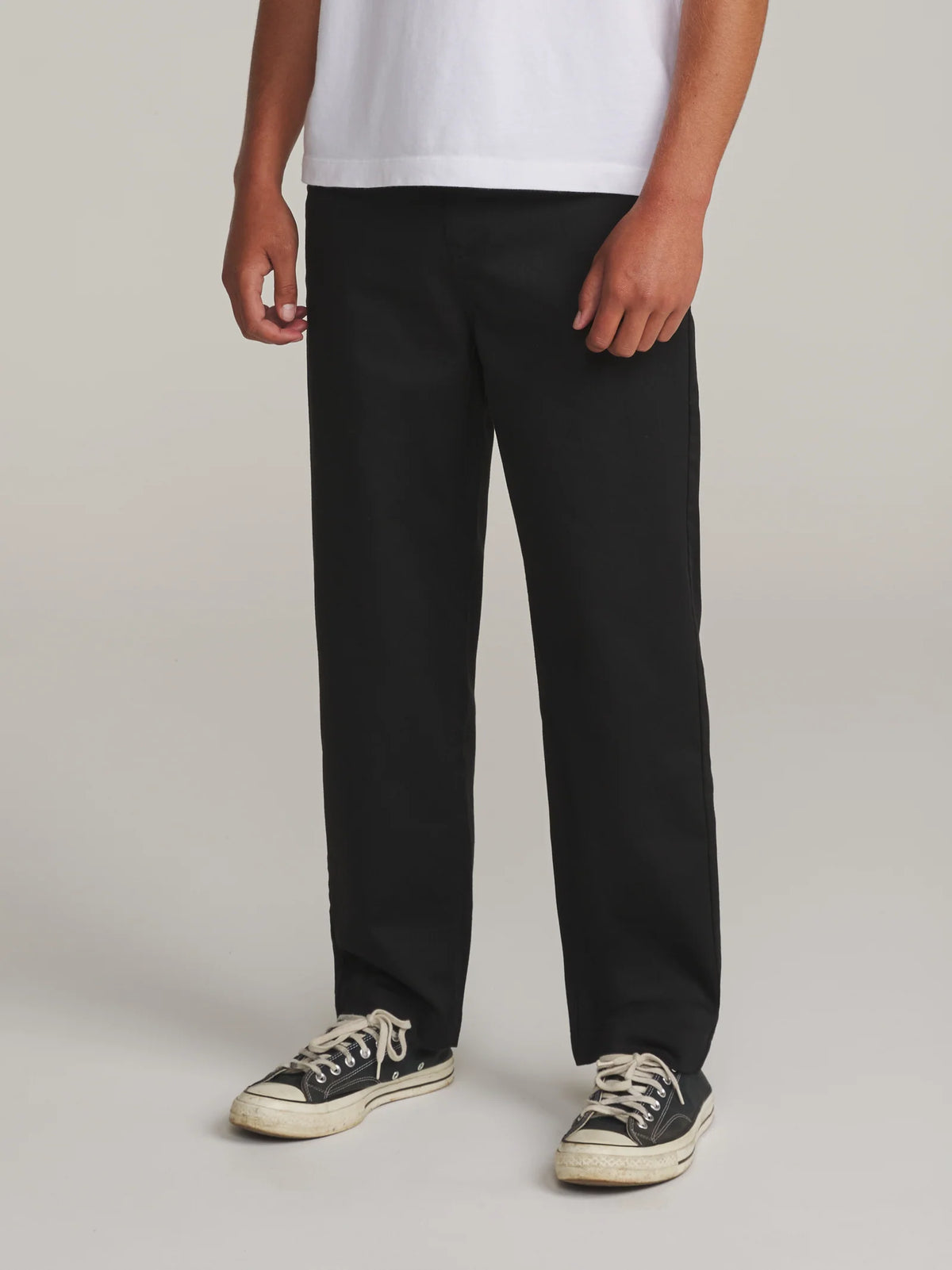 Vue de face du chino Katin Clark noir porté avec un t-shirt blanc, jambes droites et longueur descendant sur les baskets.