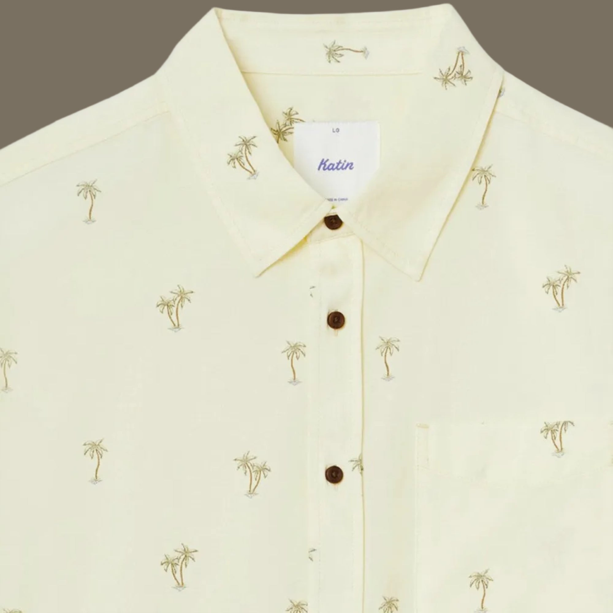 Détail col et boutons chemise homme Katin Royal Arctic Wolf manches courtes imprimé palmiers