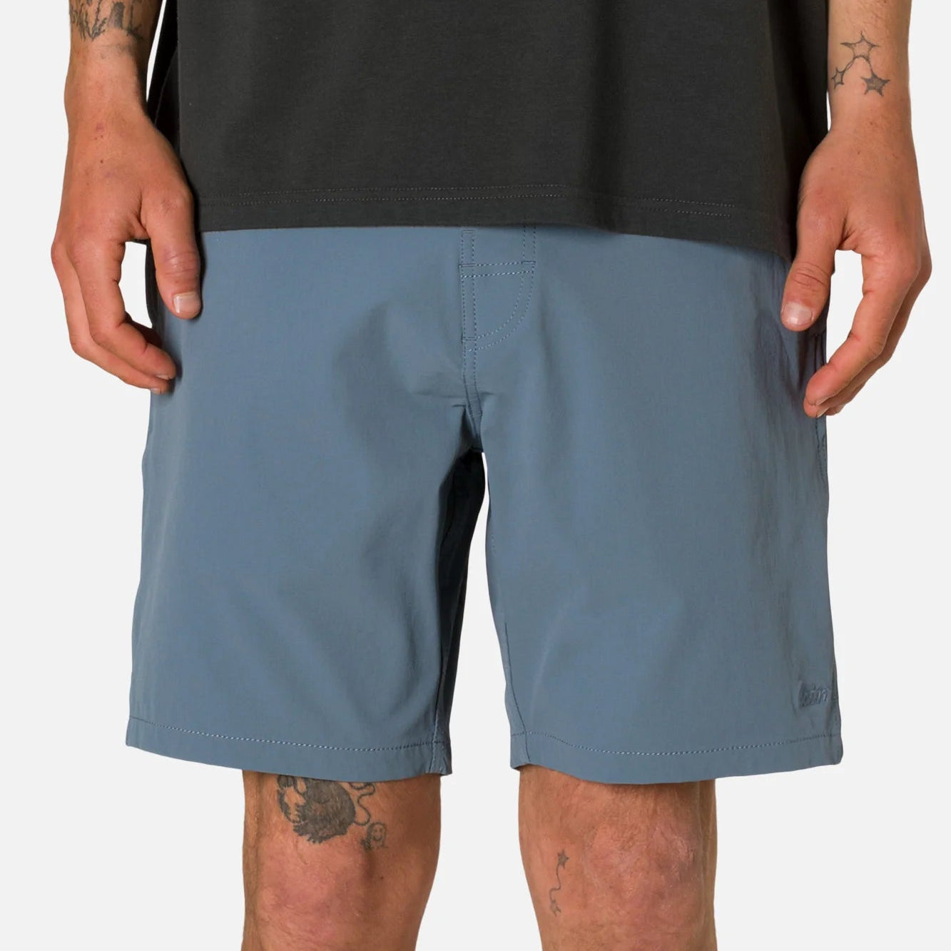 short katin bleu porté vue face