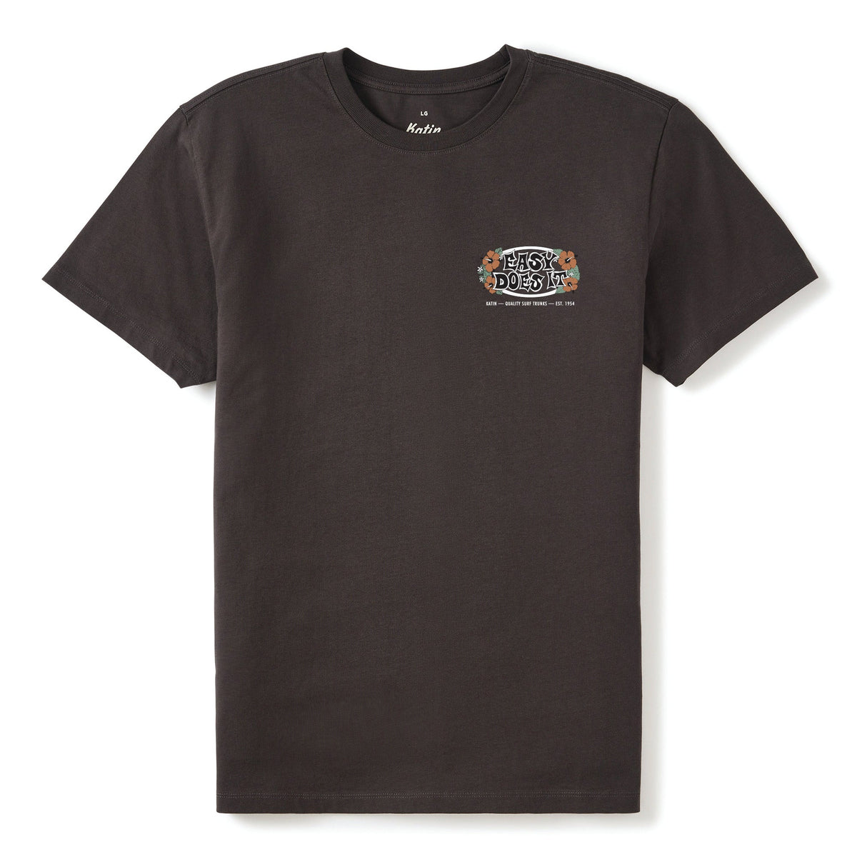 Face du tee-shirt surfwear noir délavé, avec petit emblème ovale multicolore positionné sur la poitrine