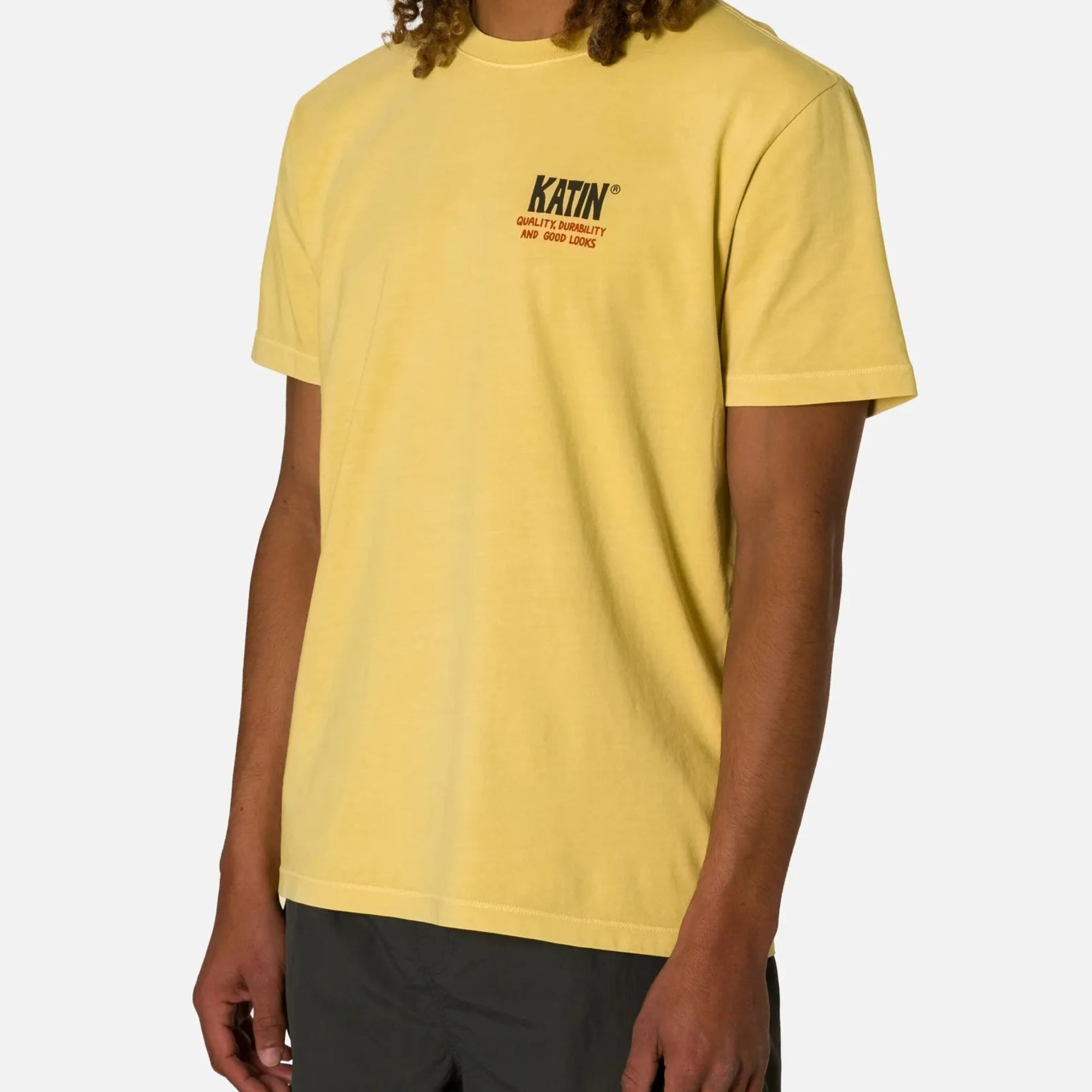 t-shirt homme katin jaune vue de profil inscription katin sur le coeur