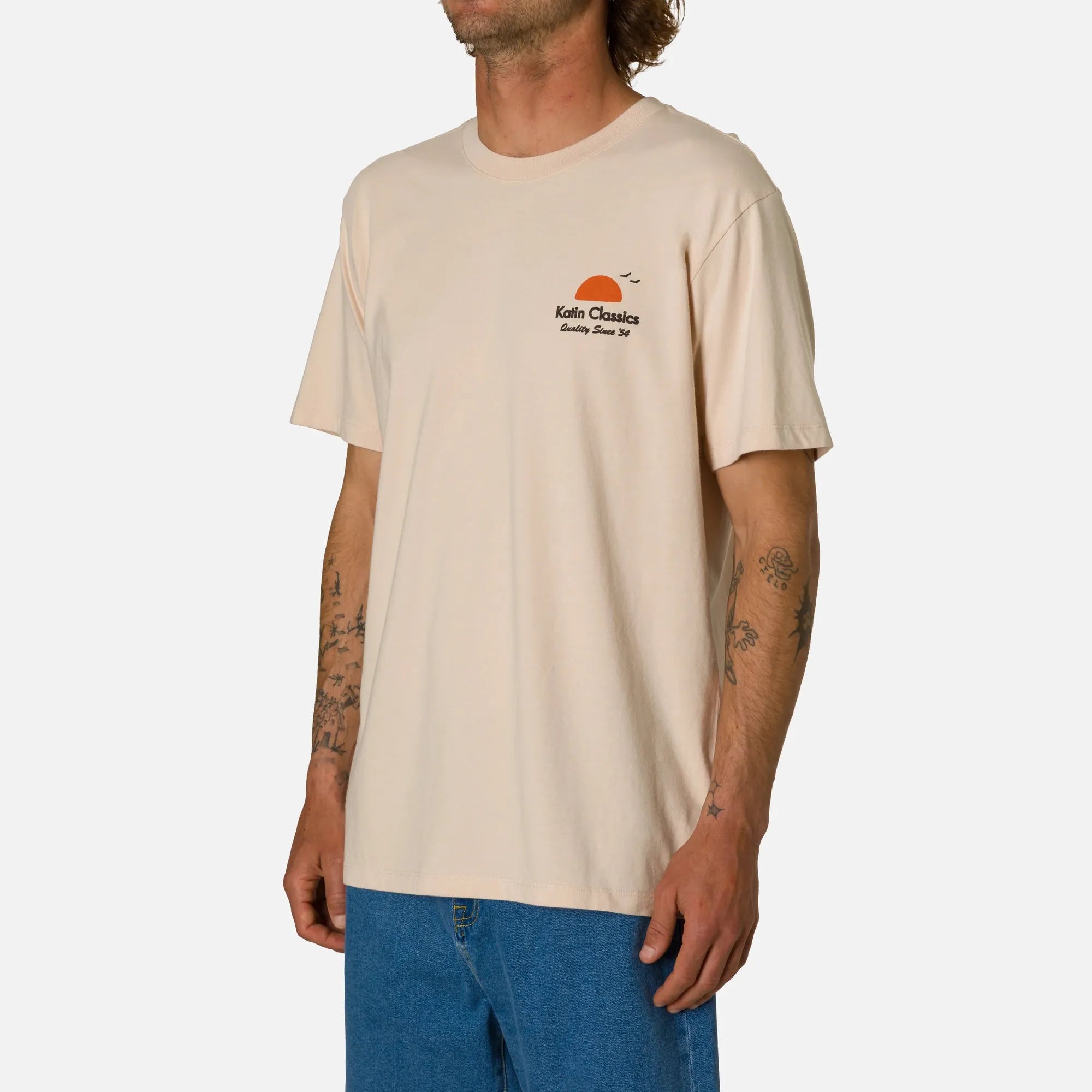 t-shirt homme katin blanc vue de profil logo orange sur le coeur