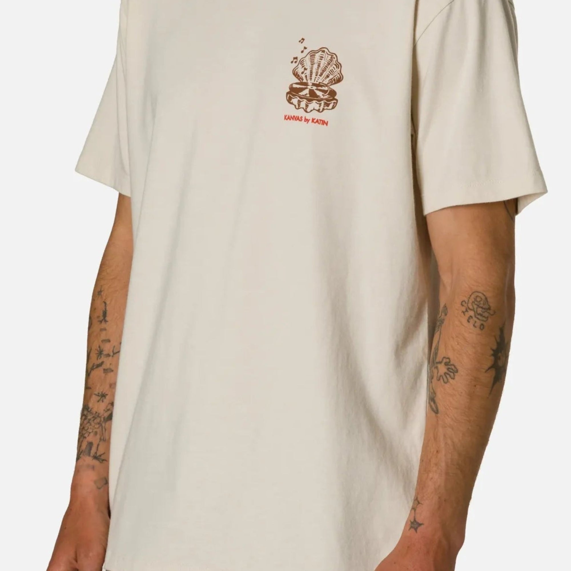t-shirt homme katin blanc vue de profil logo coquillage sur le coeur