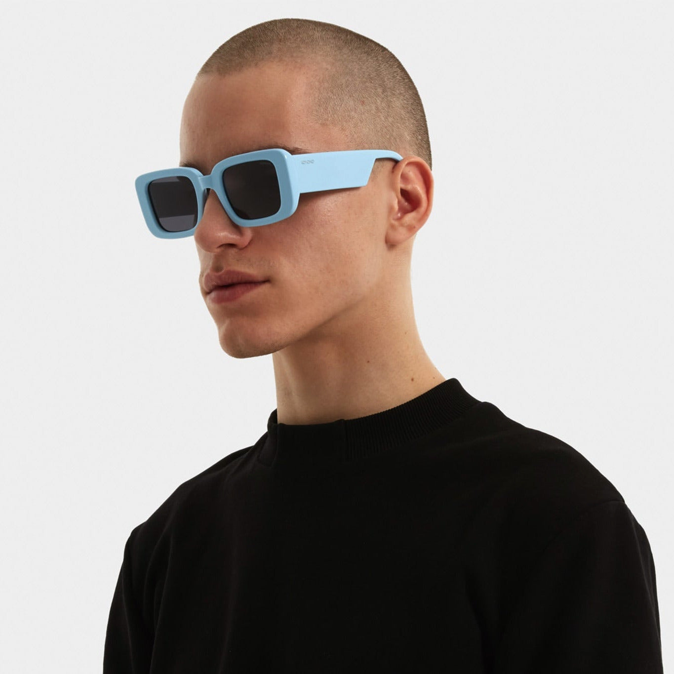 lunettes bleues portees par homme