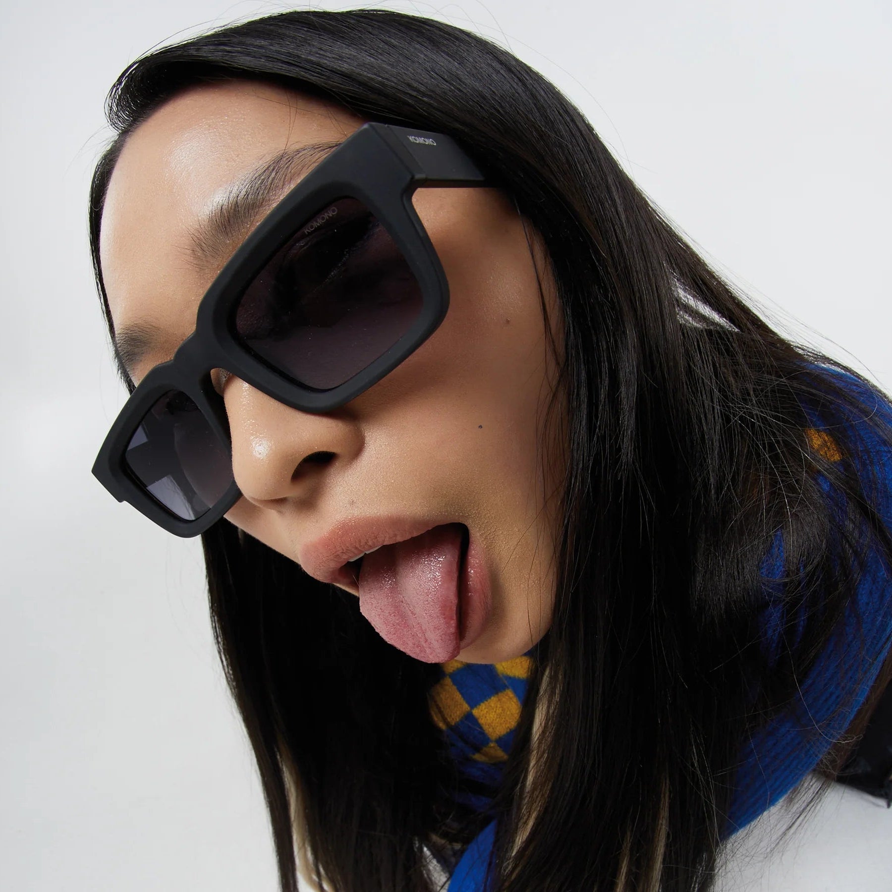 komono lunettes victor carbon porté par une femme