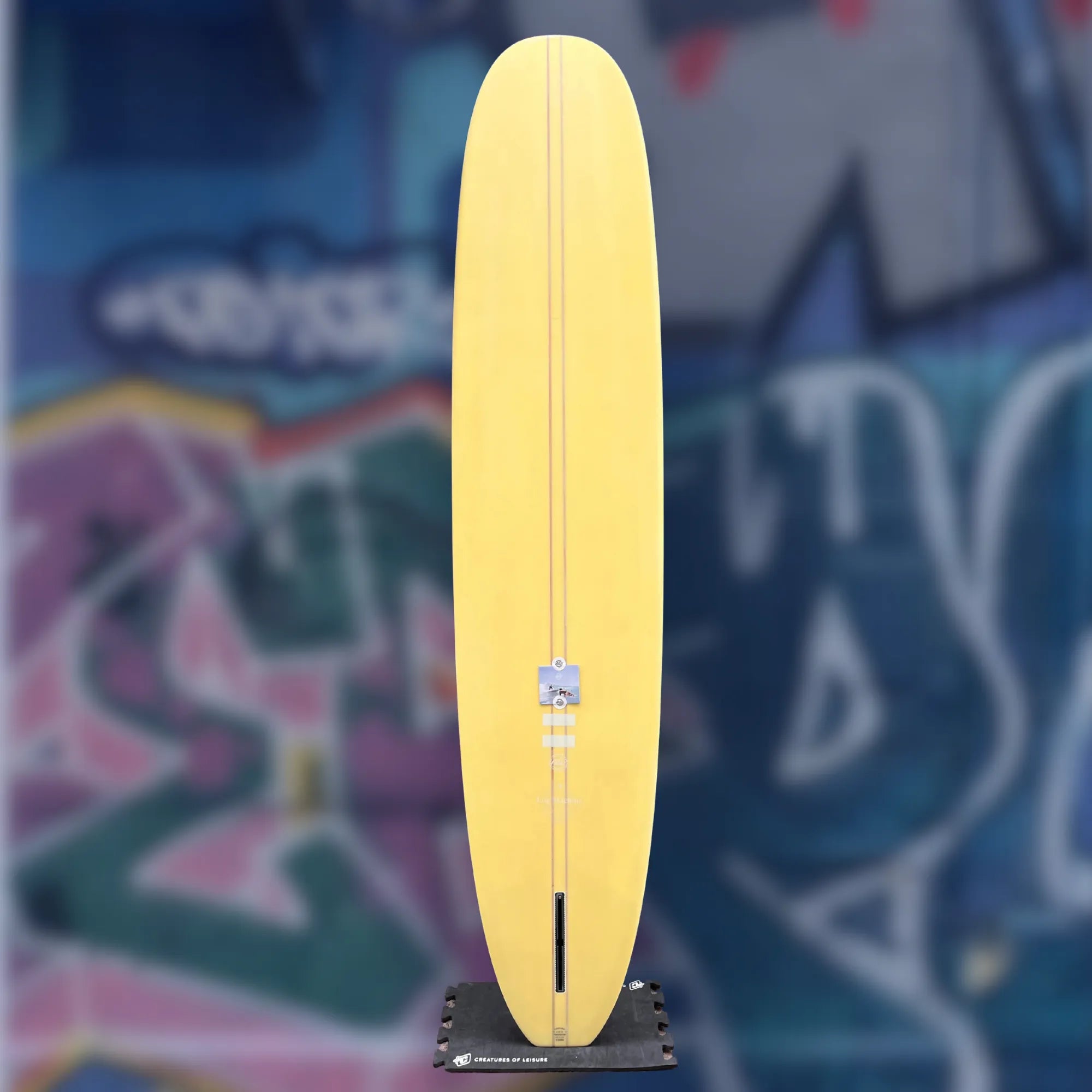 vue de dessous longboard surf jaune vagues méditerranée